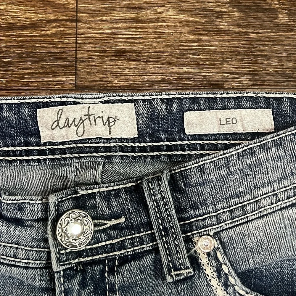 Day Trip Leo Light Wash Jeans Distressed Size 30